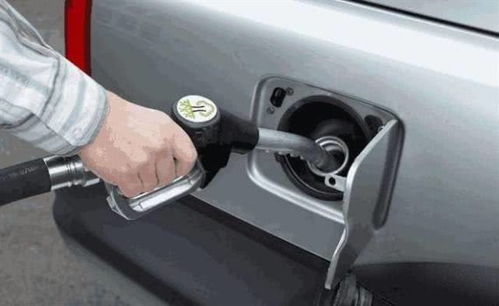 小汽车油箱加多少油好(小汽车油箱加多少油最佳，理性加油，安全行驶)