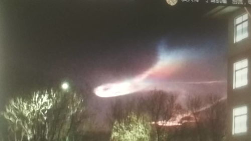 大连天空现“窟窿云”大连天空惊现奇特窟窿云，探索其神秘面纱背后的科学奥秘)