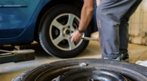 汽车换2根轮胎多少钱(汽车更换两根轮胎的费用解析)