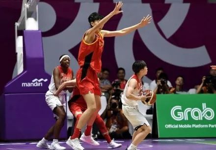热身赛中国女篮32分大胜日本女篮(热身赛中国女篮大胜日本女篮，展现强势实力与团队精神)