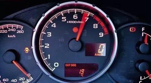 汽车一般多少路程换机油(汽车机油更换周期，里程数与机油寿命的关联)