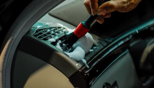 汽车内饰清洗需要多少钱(汽车内饰清洗费用详解，多少钱能让您的爱车焕然一新？