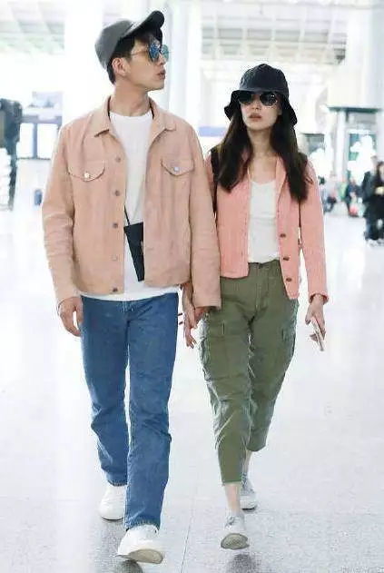 梁洛施与男友十指紧扣现身机场(梁洛施与男友十指紧扣现身机场，爱情重燃，星光闪耀的时刻)