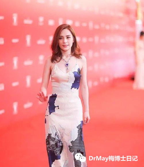 阿娇上影节红毯造型显臃肿(阿娇上影节红毯造型显臃肿,美与自信的重新定义) 阿娇上影节红毯造型显臃肿(阿娇上影节红毯造型显臃肿,美与自信的重新定义)