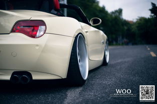 白色汽车改黄色膜多少钱(白色汽车改黄色膜的费用解析)