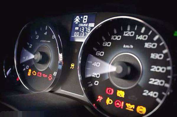 汽车跑120转速是多少(汽车行驶速度与转速关系解析，汽车跑120时的转速是多少？