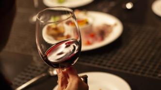 年轻人讨厌的不是酒是酒局(年轻人眼中的酒局与酒的真实解读)