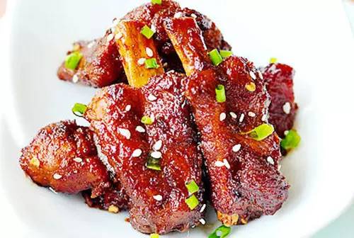 给学生吃发臭排骨？当地教体局回应(关于给学生食用发臭排骨事件的深度探讨及当地教体局的回应)