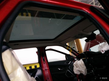 汽车天窗修理部多少钱(汽车天窗修理费用解析，了解汽车天窗修理部多少钱)