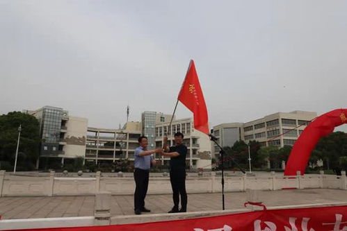 扁担女孩考527分?班主任辟谣(扁担女孩考527分,成绩背后的故事与辟谣) 扁担女孩考527分?班主任辟谣(扁担女孩考527分,成绩背后的故事与辟谣)
