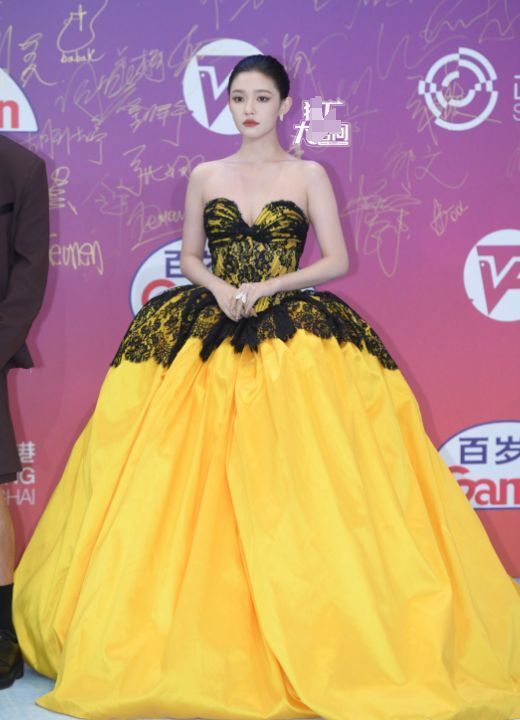 刘亦菲缺席白玉兰红毯(刘亦菲缺席白玉兰红毯，星光熠熠背后的遗憾与深思)
