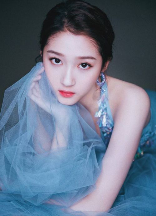 关晓彤白玉兰大屏用了鹿晗发的照片(关晓彤白玉兰大屏亮相，鹿晗照片成亮点)