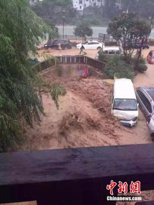 贵州暴雨山洪冲入居民楼(贵州暴雨引发山洪，猛烈冲入居民楼)