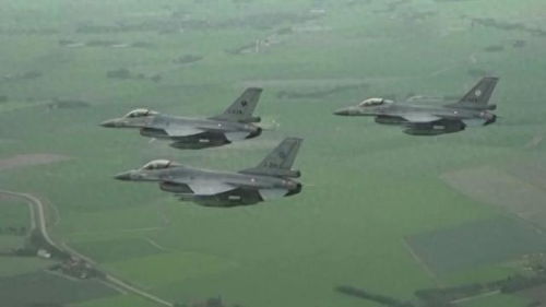 乌军称一架F-16坠毁 飞行员身亡(乌军一架F-16战机坠毁，飞行员不幸身亡)