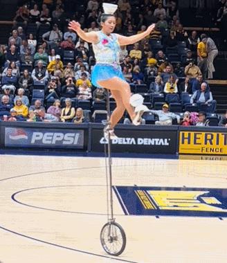 中国杂技大妈WNBA表演时不慎坠落(中国杂技大妈在WNBA表演中意外坠落)