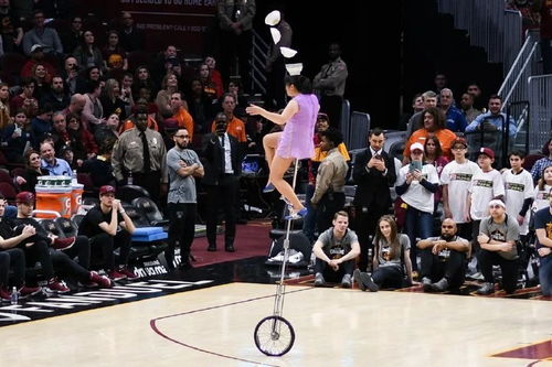 中国杂技大妈WNBA表演时不慎坠落(中国杂技大妈在WNBA表演中意外坠落)