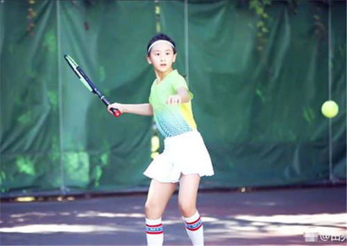 叶一茜晒女儿打网球照(叶一茜晒女儿打网球照，运动之美与家庭的力量)