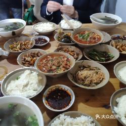 “上菜像端地雷”的暑假工火了(上菜如端地雷的暑假工火了) “上菜像端地雷”的暑假工火了(上菜如端地雷的暑假工火了)