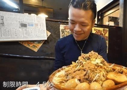 面馆将客人剩面二次上桌 顾客怒怼(面馆将客人剩面二次上桌，顾客怒怼引发社会热议)