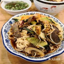 面馆将客人剩面二次上桌 顾客怒怼(面馆将客人剩面二次上桌，顾客怒怼引发社会热议)