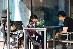 王岳伦机场接王诗龄(王岳伦机场接王诗龄，父女重逢的温馨瞬间)