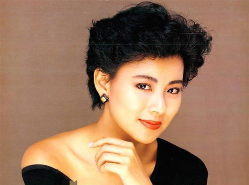 王晶曝张曼玉秘闻：她当年也是花瓶(王晶视角下的张曼玉，揭秘女神背后的故事—她当年也是花瓶)