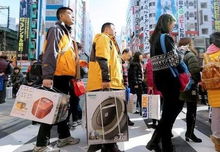 外国游客扎堆扫货“中国造”外国游客扎堆扫货中国造,全球消费趋势下的新风尚) 外国游客扎堆扫货“中国造”外国游客扎堆扫货中国造,全球消费趋势下的新风尚)