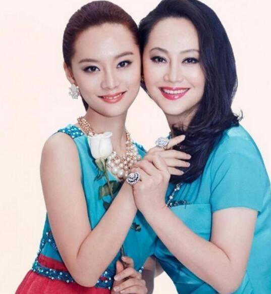 粉丝喊妈妈吓宋佳一跳(粉丝喊妈妈吓宋佳一跳,娱乐圈中的温情与意外) 粉丝喊妈妈吓宋佳一跳(粉丝喊妈妈吓宋佳一跳,娱乐圈中的温情与意外)