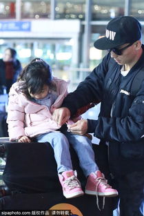小沈阳女儿机场被偶遇 超像妈妈(小沈阳女儿机场被偶遇,长相超像妈妈,星二代的日常曝光引热议) 小沈阳女儿机场被偶遇 超像妈妈(小沈阳女儿机场被偶遇,长相超像妈妈,星二代的日常曝光引热议)
