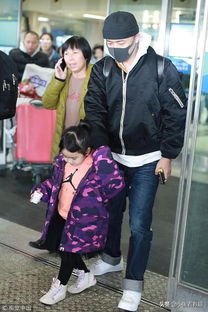 小沈阳女儿机场被偶遇 超像妈妈(小沈阳女儿机场被偶遇,长相超像妈妈,星二代的日常曝光引热议) 小沈阳女儿机场被偶遇 超像妈妈(小沈阳女儿机场被偶遇,长相超像妈妈,星二代的日常曝光引热议)