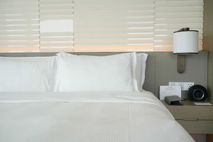 酒店回应客房浴巾有拆封的情趣用品(酒店客房浴巾出现拆封的情趣用品，酒店回应公众关切)