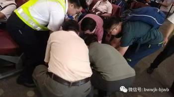 旅客摆渡车内晕倒有人破窗 机场通报(旅客摆渡车内晕倒与破窗救援事件，机场的紧急通报)