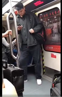 旅客摆渡车内晕倒有人破窗 机场通报(旅客摆渡车内晕倒与破窗救援事件，机场的紧急通报)