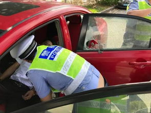 旅客摆渡车内晕倒有人破窗 机场通报(旅客摆渡车内晕倒与破窗救援事件，机场的紧急通报)