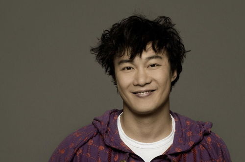 陈奕迅回应摔倒：没事 有肉(陈奕迅摔倒后的坦然回应，没事，有肉)