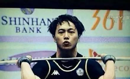 陈奕迅回应摔倒：没事 有肉(陈奕迅摔倒后的坦然回应，没事，有肉)