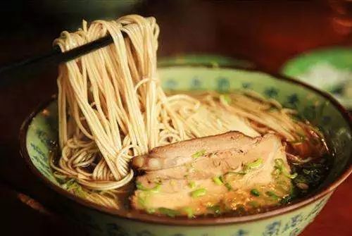 上海一面馆一碗面1588 收10%服务费(上海独特面馆，一碗面价值1588元，收取10%服务费的高端美食体验)