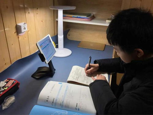 男子租房陪读发现33年前用的课桌(男子租房陪读意外发现33年前使用的课桌，时光流转，回忆重现)