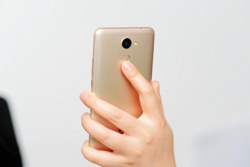 华为手机怎么去掉挖空