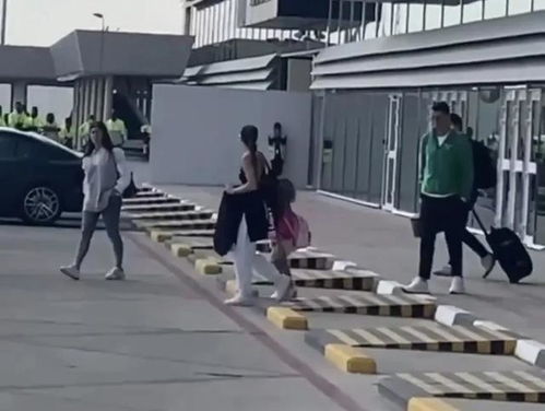 C罗乘坐私人飞机离开